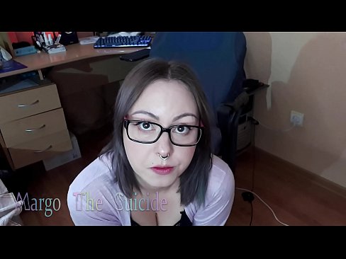 ❤️ Kynþokkafull stelpa með gleraugu sýgur dildó djúpt á myndavélinni Klám hjá okkur