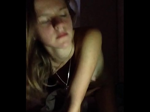 ❤️ Stúlka sjálfsfróar sér og kúrir Klám hjá okkur